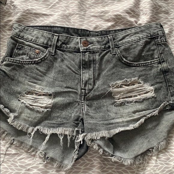 H&M grey jean shorts - Picture 1 of 3